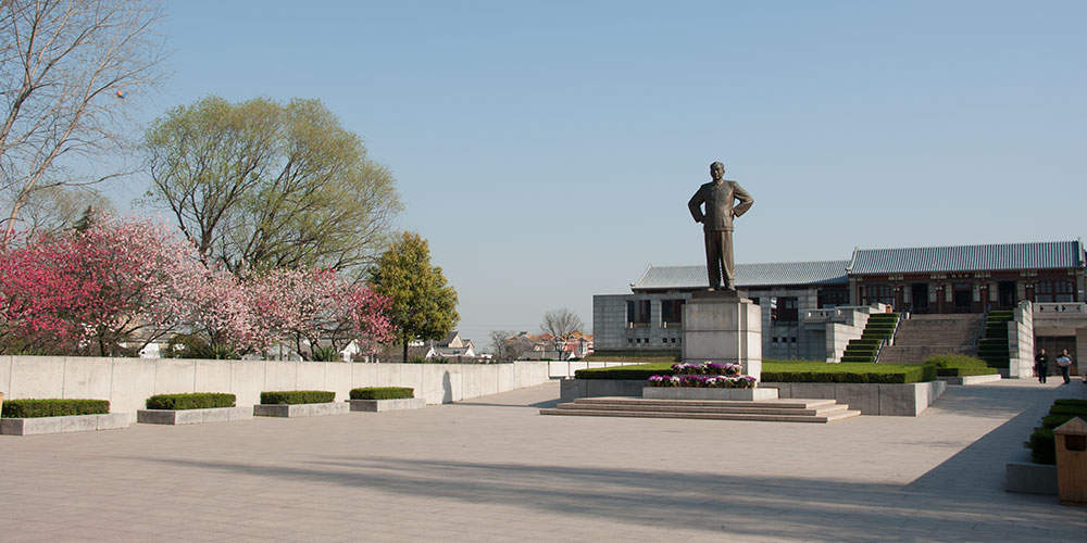 周恩來(lái)紀(jì)念館銅像廣場(chǎng)